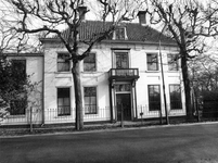 847888 Gezicht op de voorgevel van het leegstaande Huis Hazenburg (Binnenweg 60) te Maarssen.N.B. In 1970 is het ...